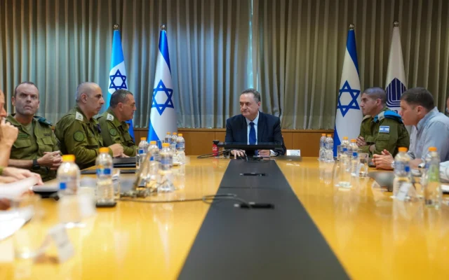 Le ministre de la Défense, Israel Katz (au centre), participe à une réunion d'évaluation de la sécurité avec des responsables militaires, le 23 avril 2026. (Crédit: Ariel Hermoni/Ministère de la Défense)