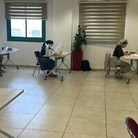 Des candidates passant un examen rabbinique dispensé par le Grand Rabbinat, au ministère des Affaires religieuses, à Jérusalem, le 27 avril 2026. (Crédit : Grand Rabbinat)