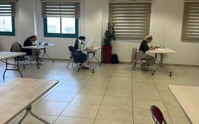 Des candidates passant un examen rabbinique dispensé par le Grand Rabbinat, au ministère des Affaires religieuses, à Jérusalem, le 27 avril 2026. (Crédit : Grand Rabbinat)