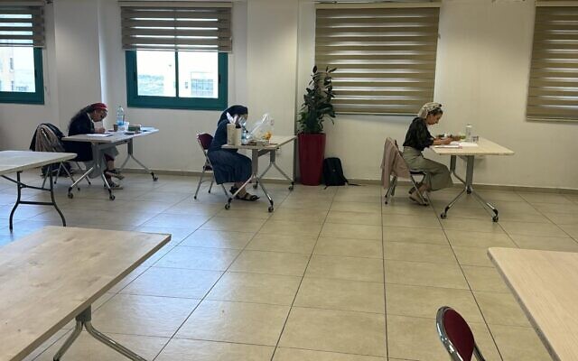 Des candidates passant un examen rabbinique dispensé par le Grand Rabbinat, au ministère des Affaires religieuses, à Jérusalem, le 27 avril 2026. (Crédit : Grand Rabbinat) Des candidates passant un examen rabbinique dispensé par le Grand Rabbinat, au ministère des Affaires religieuses, à Jérusalem, le 27 avril 2026. (Crédit : Grand Rabbinat)