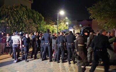 Des policiers sur les lieux où des Haredim radicaux, manifestant contre l'arrestation d'un réfractaire à la conscription, sont entrés par effraction dans le jardin de la maison du chef de la police militaire, le général de brigade Yuval Yamin, à Ashkelon, le 28 avril 2026. (Crédit : Police israélienne) Des policiers sur les lieux où des Haredim radicaux, manifestant contre l'arrestation d'un réfractaire à la conscription, sont entrés par effraction dans le jardin de la maison du chef de la police militaire, le général de brigade Yuval Yamin, à Ashkelon, le 28 avril 2026. (Crédit : Police israélienne)