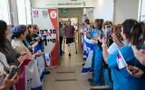 Le major Boaz Tamam, blessé lors des combats au Liban le 29 mars, faisant ses adieux à plusieurs membres du personnel des départements de soins intensifs, d'orthopédie et de chirurgie plastique du Rambam Health Care Campus, à Haïfa, le 29 avril 2026. (Crédit : Rambam Health Care Campus)