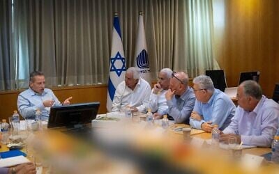 Le directeur général du ministère de la Défense, Amir Baram (à gauche), lors d'une réunion avec les dirigeants des principales entreprises de défense israéliennes, le 29 avril 2026. (Crédit : Ministère de la Défense) Le directeur général du ministère de la Défense, Amir Baram (à gauche), lors d'une réunion avec les dirigeants des principales entreprises de défense israéliennes, le 29 avril 2026. (Crédit : Ministère de la Défense)