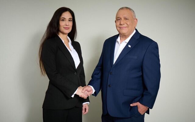 Le chef du parti Yashar, Gadi Eisenkot (à droite), serre la main d’Inbar Yehezkeli, nouvelle recrue de sa liste électorale, le 30 avril 2026. (Crédit : Yashar)
