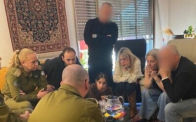 La cheffe du Corps des Adjudants, la générale de brigade Edna Ilia (à gauche), rencontrant les proches du soldat Dov Parmet, le 31 mars 2026. (Crédit : Armée israélienne)