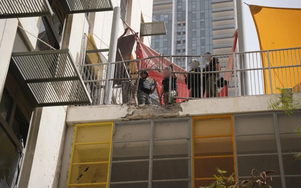 Les équipes de secours sur le site de l'impact d'une bombe à sous-munitions iranienne à Tel Aviv, à la suite d'une attaque au missile balistique, le 4 avril 2026. (Crédit : Tsahal)