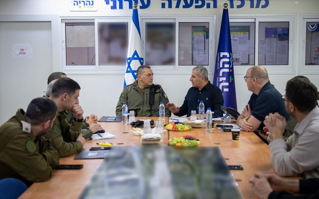 Le chef d'état-major de l'armée israélienne, le lieutenant-général Eyal Zamir (à gauche), rencontre le maire de Nahariya, Ronen Marelly, dans cette ville du nord du pays, le 5 avril 2026. (Crédit : Armée israélienne) Le chef d'état-major de l'armée israélienne, le lieutenant-général Eyal Zamir (à gauche), rencontre le maire de Nahariya, Ronen Marelly, dans cette ville du nord du pays, le 5 avril 2026. (Crédit : Armée israélienne)