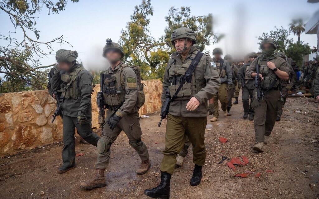 Le chef d'état-major de l'armée israélienne, le lieutenant-général Eyal Zamir (au centre), photographié dans le sud du Liban, le 5 avril 2026. (Crédit : Armée israélienne) Le chef d'état-major de l'armée israélienne, le lieutenant-général Eyal Zamir (au centre), photographié dans le sud du Liban, le 5 avril 2026. (Crédit : Armée israélienne)
