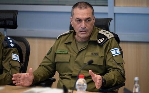 Le chef d'état-major de l'armée israélienne, le lieutenant-général Eyal Zamir, procédant à une évaluation de la sécurité au centre de commandement souterrain de l'armée, aux quartiers généraux de l'armée de la Kirya, à Tel Aviv, le 7 avril 2026. (Crédit : Armée israélienne)