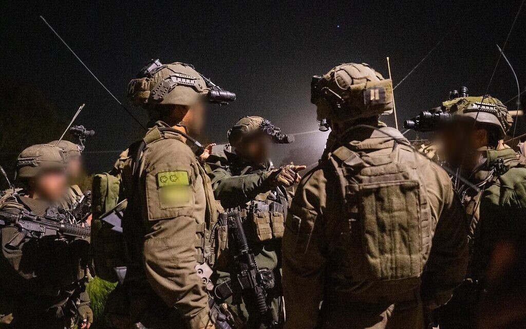 Des soldats de la brigade de parachutistes en action dans le sud du Liban, sur une photo diffusée le 9 avril 2026. (Crédit : Armée israélienne)
