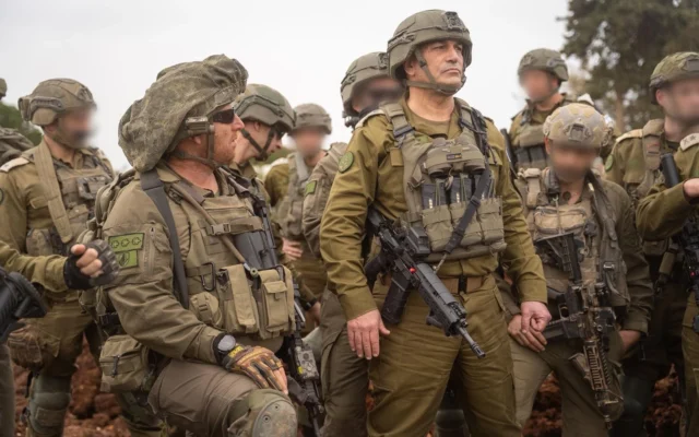 Le chef d'état-major de l'armée israélienne, le général de division Eyal Zamir (à droite), en compagnie du commandant de la brigade Nahal, le colonel Arik Moyal, et d'autres officiers, dans le sud du Liban, le 15 avril 2026. (Crédit: Tsahal)