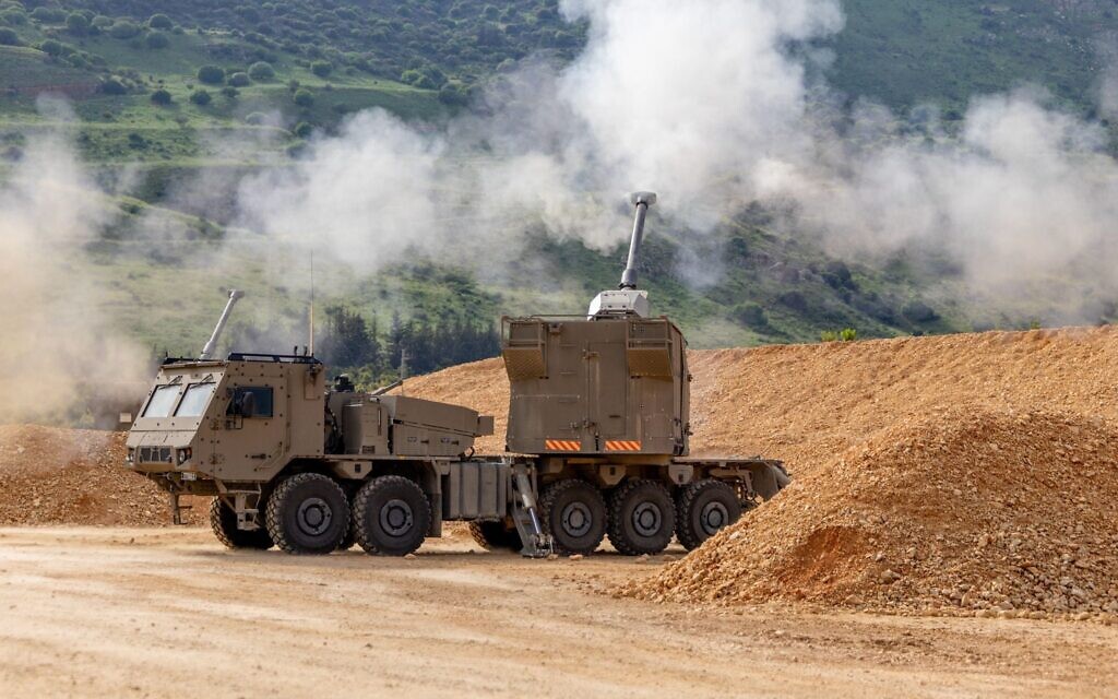 Un obusier automoteur Roem dans le nord d'Israël, sur une photo diffusée par l'armée le 16 avril 2026. (Crédit : Armée israélienne)