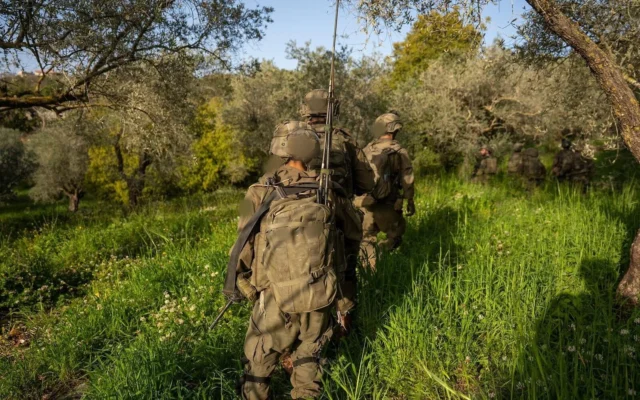 Des soldats de l'armée israélienne en opération dans le sud du Liban, sur une photo diffusée le 23 avril 2026. (Crédit: Tsahal)