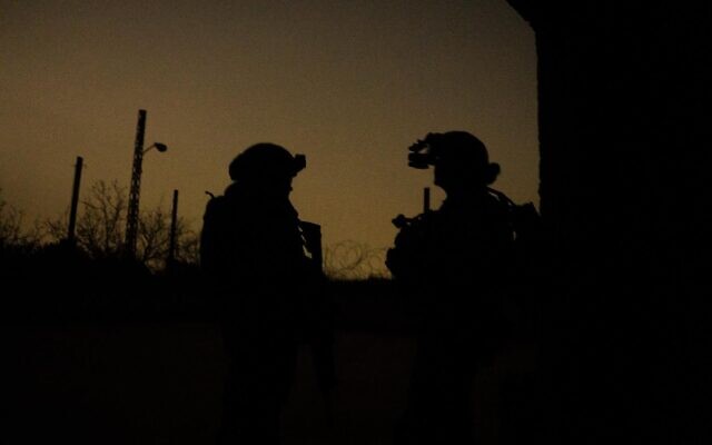 Des soldats de la brigade de parachutistes en action dans le sud du Liban, sur une photo diffusée le 7 avril 2026. (Crédit : Armée israélienne)