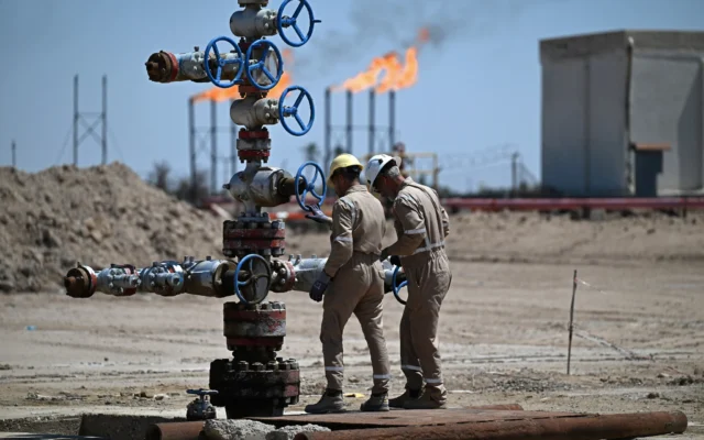 Des employés de la Basra Oil Company travaillant sur le gisement de pétrole et de gaz de Nahr Bin Umar, à la périphérie de la ville de Bassorah, dans le sud de l’Irak, le 29 avril 2026. (Crédit: Hussein Faleh/AFP)