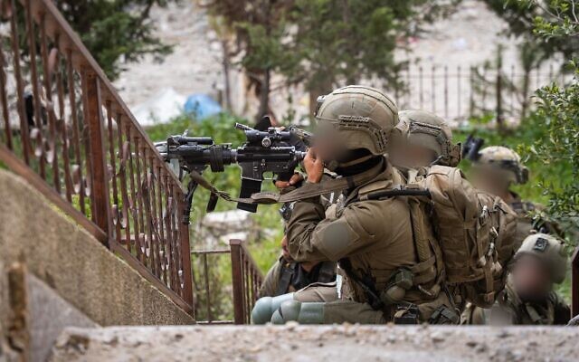 Des soldats de la 98ᵉ division menant des opérations dans la ville de Bint Jbeil, au sud du Liban, sur une photo diffusée le 13 avril 2026. (Crédit : Armée israélienne)