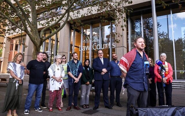 Josh Lees (à droite), du groupe Palestine Action, s'adressant à des représentants de neuf organisations de la société civile alors qu'il annonce le dépôt d'un recours constitutionnel contre les lois relatives aux manifestations, devant la Cour suprême de Nouvelle-Galles du Sud, dans le centre de Sydney, le 17 mars 2025. (Crédit : David Gray/AFP) Josh Lees (à droite), du groupe Palestine Action, s'adressant à des représentants de neuf organisations de la société civile alors qu'il annonce le dépôt d'un recours constitutionnel contre les lois relatives aux manifestations, devant la Cour suprême de Nouvelle-Galles du Sud, dans le centre de Sydney, le 17 mars 2025. (Crédit : David Gray/AFP)
