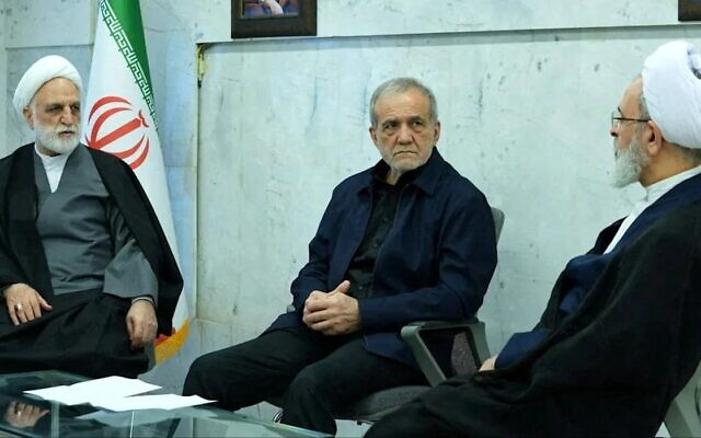 Le président iranien Massoud Pezeshkian, Gholam-Hossein Mohseni-Ejei, chef du pouvoir judiciaire, et Alireza Arafi, vice-président de l’Assemblée des Experts, assistant à la réunion du conseil de direction intérimaire de l’Iran dans un lieu tenu secret, le 1ᵉʳ mars 2026. (Crédit : IRIB/WANA)