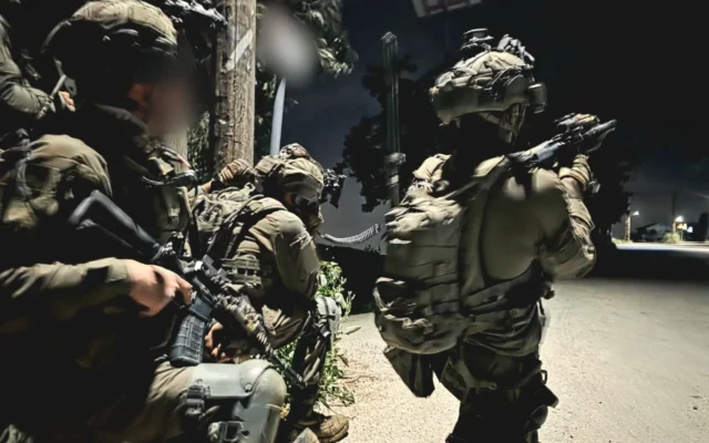 Des soldats de la 769e brigade régionale "Hiram" en opération dans le village de Dibbine, au sud du Liban, sur une photo diffusée le 22 avril 2026. (Crédit : Tsahal)