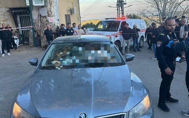 Des ambulanciers et des policiers sur les lieux d'une fusillade mortelle à Ein al-Asad, dans le nord d'Israël, le 22 avril 2026. (Crédit : Magen David Adom)