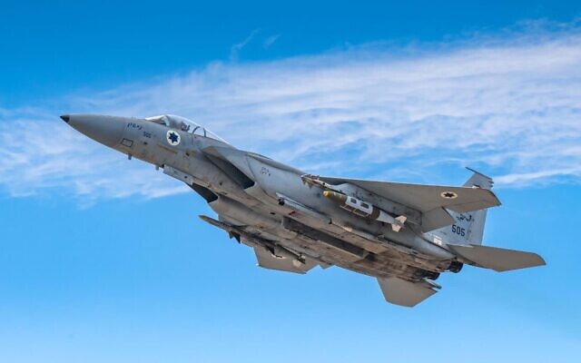 Un avion de chasse F-15 de l'armée de l'air israélienne décolle pour une mission en Iran, sur une photo publiée le 6 avril 2026. (Crédit : Armée israélienne) Un avion de chasse F-15 de l'armée de l'air israélienne décolle pour une mission en Iran, sur une photo publiée le 6 avril 2026. (Crédit : Armée israélienne)