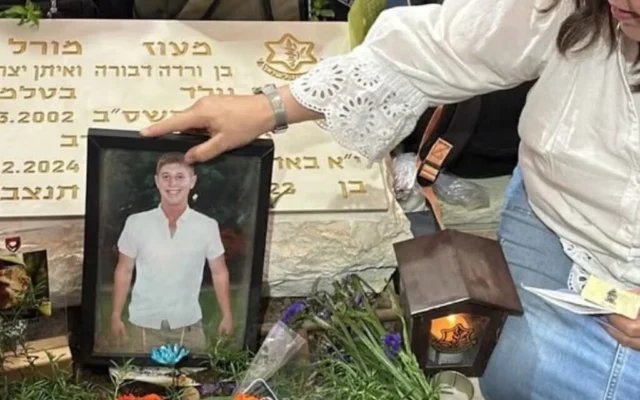 Varda Morrell dépose une photo sur la tombe de son fils, le sergent-major de l'armée israélienne Maoz Morell, en 2025. (Avec l'aimable autorisation de Varda Morell via la JTA)