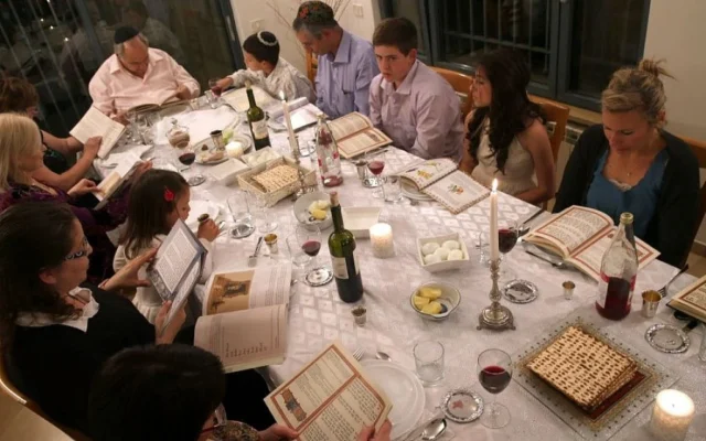 Illustration : Une famille lors du Seder de Pessah, la première nuit de cette fête juive  qui dure huit jours. (Nati Shohat/Flash 90)