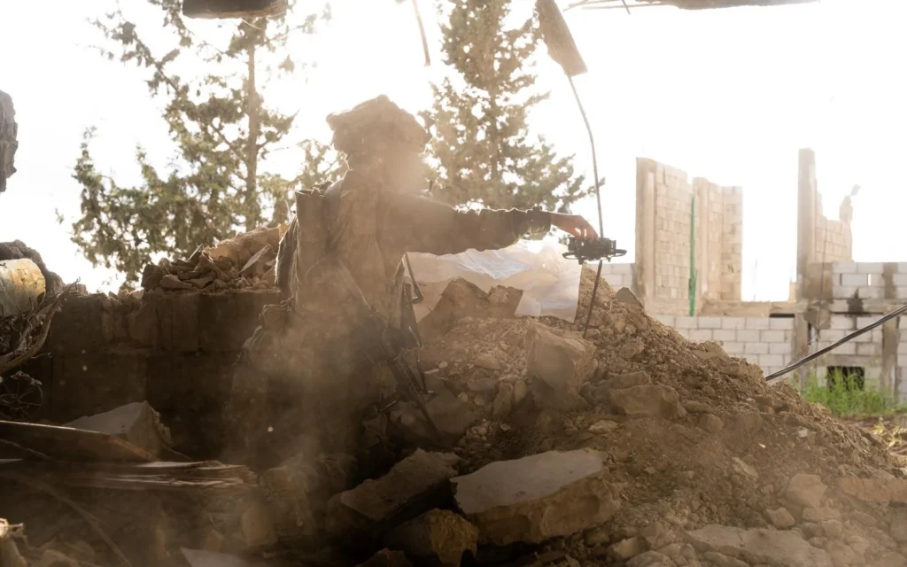 Des soldats de la 7e brigade blindée en mission dans le sud du Liban, sur une photo diffusée le 22 avril 2026. (Crédit: Tsahal)