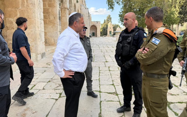 Le ministre de la Sécurité nationale, Itamar Ben Gvir, sur le mont du Temple en compagnie de hauts responsables de la police et du Commandement du Front intérieur, le 7 avril 2026. (Crédit : Otzma Yehudit) Le ministre de la Sécurité nationale, Itamar Ben Gvir, sur le mont du Temple en compagnie de hauts responsables de la police et du Commandement du Front intérieur, le 7 avril 2026. (Crédit : Otzma Yehudit)