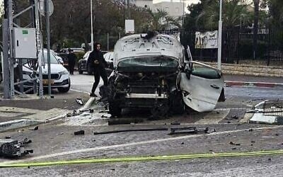 Une voiture accidentée gît sur le bord de la route après avoir explosé et pris feu à Tira, une ville arabe du centre du pays, le 7 avril 2026. (Crédit : Service d'incendie et de secours)