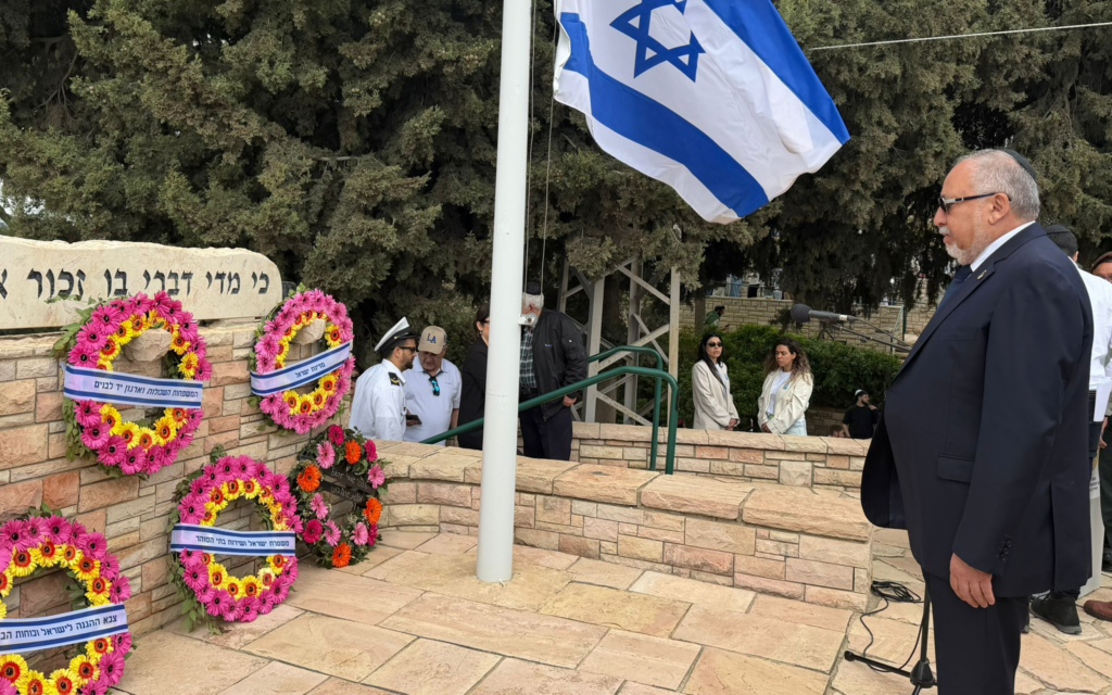 Le chef du parti Yisrael Beytenu, Avigdor Liberman, déposant une gerbe à l'occasion de Yom HaZikaron, au cimetière militaire de Safed, le 21 avril 2026. (Crédit : Yisrael Beytenu)