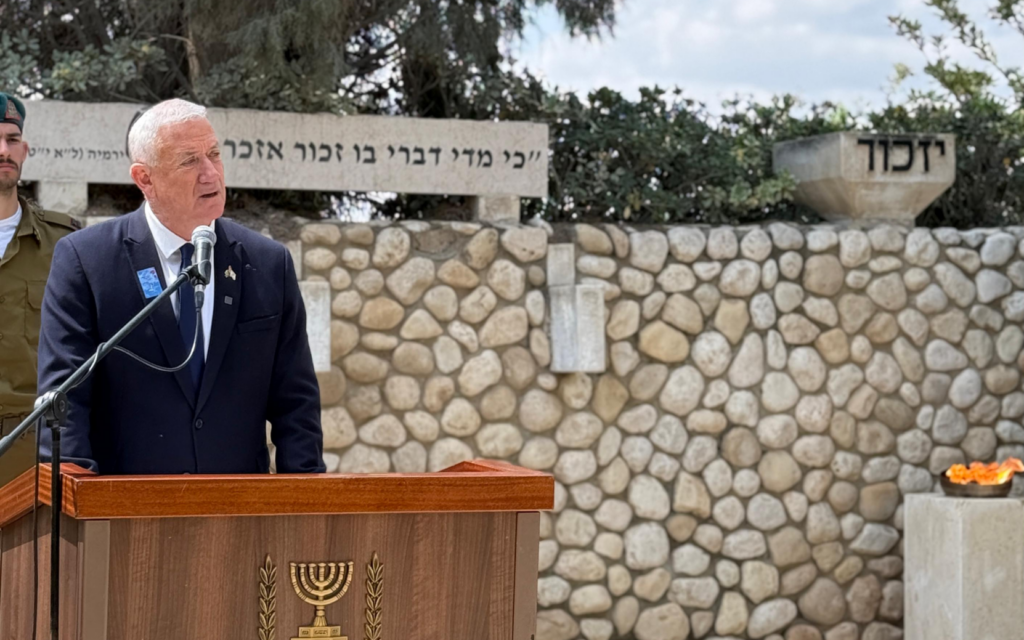 Le chef du parti Kakhol Lavan, Benny Gantz, lors d’une cérémonie de Yom HaZikaron, à Sderot, le 21 avril 2026. (Crédit : Kakhol Lavan)
