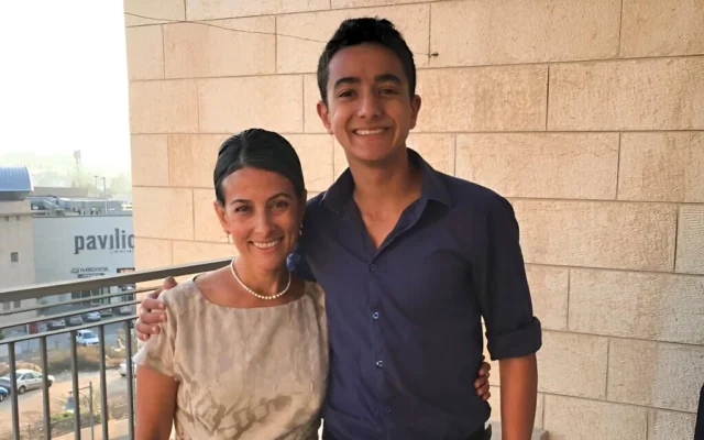 Une photo de Rachel Goldberg-Polin et de son fils, Hersh, datant de 2015. (Crédit : Autorisation