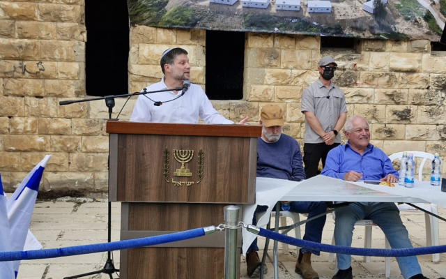 Le ministre des Finances Bezalel Smotrich lors d'un événement à Sa-Nur, en Cisjordanie, le 19 avril 2026. (Crédit : Bezalel Smotrich)