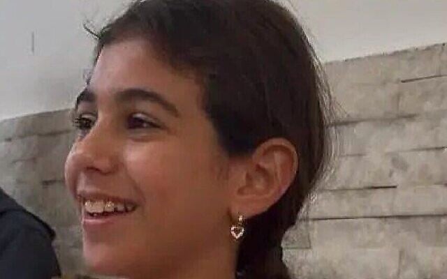 Nesya Karadi, 11 ans, a succombé le 24 avril 2026 à ses blessures graves, subies lors d'une attaque à la bombe à sous-munitions iranienne contre Bnei Brak, dans le centre d'Israël, le 31 mars 2026. (Crédit : X ; utilisée conformément à l'article 27a de la loi sur le droit d'auteur)