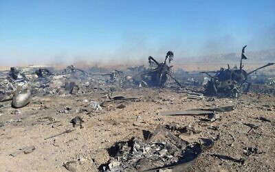 De la fumée s'élevant des débris d'un avion américain apparemment utilisé pour le sauvetage d'un aviateur américain abattu, sur une photo fournie le 5 avril 2026. (Crédit : Sepah News)