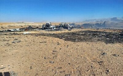 De la fumée s'élevant des débris d'un avion américain qui aurait servi au sauvetage d'un aviateur américain dont l'appareil s'était écrasé, sur une photo fournie le 5 avril 2026. (Crédit : Sepah News)