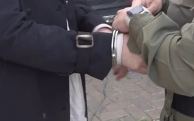La police arrête un suspect dans le cadre d'une enquête sur une fraude à l'identité présumée commise par un couple palestinien de Cisjordanie, le 29 avril 2026. (Crédit : Police israélienne)