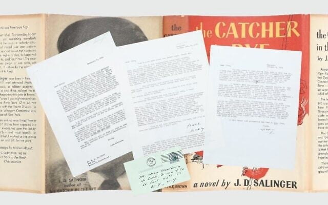 Correspondance entre J.D. Salinger et son éditeur évoquant ses origines juives et irlandaises, posée à la quatrième de couverture de son roman « L'Attrape-cœurs ». (Crédit : Images fournies par Peter Harrington London via JTA) Correspondance entre J.D. Salinger et son éditeur évoquant ses origines juives et irlandaises, posée à la quatrième de couverture de son roman « L'Attrape-cœurs ». (Crédit : Images fournies par Peter Harrington London via JTA)