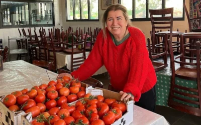 Ora Hatan, l’une des porteuses d’allumage d’honneur lors de la cérémonie annuelle de Yom HaAtsmaout organisée par l’État sur le mont Herzl à Jérusalem le 21 avril 2026, se tient dans son nouveau restaurant installé dans sa maison à Shtula, le 13 avril 2026. (Crédit : Diana Bletter/Times of Israel) Ora Hatan, l’une des porteuses d’allumage d’honneur lors de la cérémonie annuelle de Yom HaAtsmaout organisée par l’État sur le mont Herzl à Jérusalem le 21 avril 2026, se tient dans son nouveau restaurant installé dans sa maison à Shtula, le 13 avril 2026. (Crédit : Diana Bletter/Times of Israel)