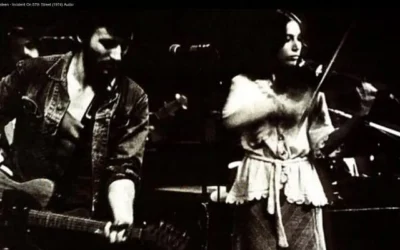 Bruce Springsteen et Suki Lahav, sur scène à Philadelphie en 1974. (crédit photo : capture d'écran YouTube)