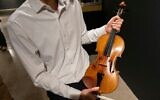 Illustration : Le violoniste Stefan Jackiw tenant le Stradivarius « Joachim-Ma » de 1714, à la maison de ventes aux enchères Sotheby's, à New York, le 3 février 2025. (Crédit : Ted Shaffrey/AP)