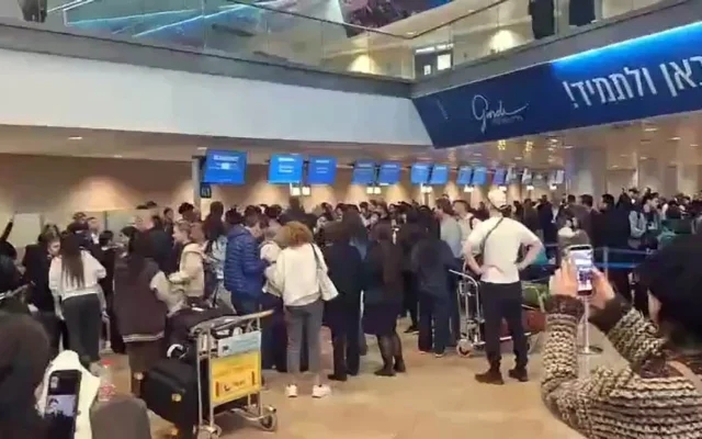 Photo d'illustration : Des personnes à un comptoir d'enregistrement à l'aéroport Ben Gurion, près de Tel Aviv, le 9 mars 2026. (Capture d'écran : X)