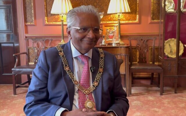Bharat Pankhania, alors maire de Bath, en Angleterre, accordant une interview dans une vidéo publiée le 4 juillet 2025. (Crédit : Capture d'écran tirée de la chaîne YouTube du professeur Bharat Pankhania)