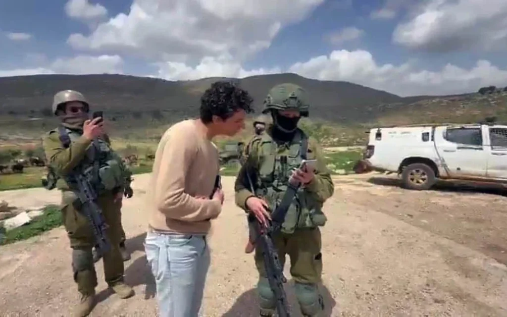 Des soldats montrent à des militants un ordre de zone militaire fermée dans la région de Duma, au nord de la Cisjordanie, en mars 2026. (Crédit : Autorisation) Des soldats montrent à des militants un ordre de zone militaire fermée dans la région de Duma, au nord de la Cisjordanie, en mars 2026. (Crédit : Autorisation)
