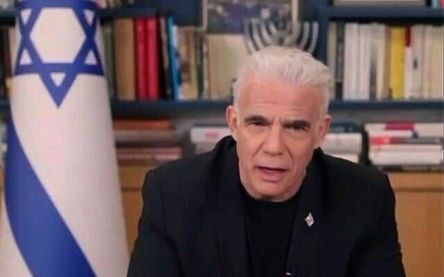 Yair Lapid s'entretenant sur Zoom avec des membres de son parti Yesh Atid, le 12 avril 2026. (Crédit : X, utilisé conformément à l'article 27a de la loi sur le droit d'auteur)