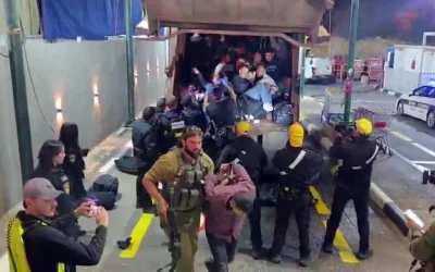 Des policiers arrêtent des Palestiniens cachés dans un camion-poubelle alors qu’ils tentaient d’entrer illégalement en Israël par un poste de contrôle en Cisjordanie, le 13 avril 2026. (Crédit : Réseaux sociaux ; utilisé conformément à l’article 27a de la loi sur le droit d’auteur)