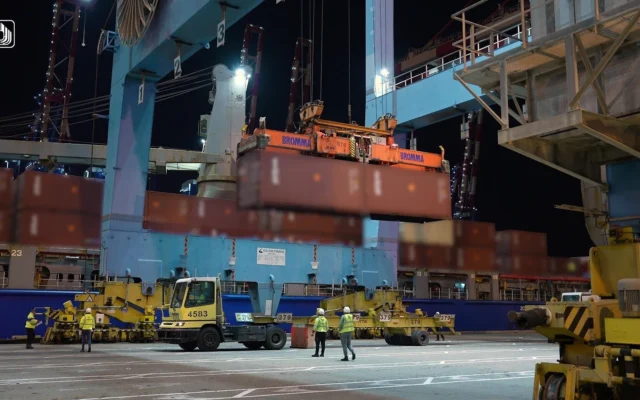 Du matériel militaire est déchargé d'un cargo au port d'Ashdod, sur une vidéo diffusée par le ministère de la Défense le 30 avril 2026. (Crédit: Ministère de la Défense)