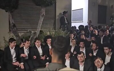 Des Haredim radicaux, manifestant contre l'arrestation d'un réfractaire à la conscription, sont entrés par effraction dans le jardin de la maison du chef de la police militaire, le général de brigade Yuval Yamin, à Ashkelon, le 28 avril 2026. (Crédit : Police israélienne) Des Haredim radicaux, manifestant contre l'arrestation d'un réfractaire à la conscription, sont entrés par effraction dans le jardin de la maison du chef de la police militaire, le général de brigade Yuval Yamin, à Ashkelon, le 28 avril 2026. (Crédit : Police israélienne)