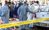 Des membres d'une équipe de police scientifique recueillent des indices sur les lieux des deux explosions survenues à la gare centrale d'Ankara, la capitale turque, le 10 octobre 2015. (Crédit:  AFP/ADEM ALTAN)